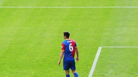 Edin Dzeko del Manchester City celebra su primer gol ante el Crystal Palace.