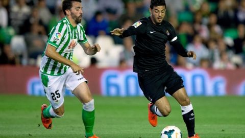 Jordi Figueras (25), del Real Betis, no puede frenar a Carlos Vela,  autor del gol de la Real Sociedad.
