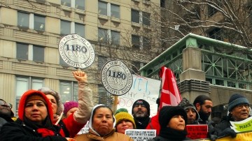 Varias organizaciones comunitarias  y líderes comunales se reúnen en protesta a favor del salario mínimo para los banqueros de Nueva York.