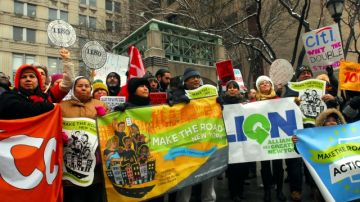 Varias organizaciones comunitarias  y líderes comunales se reúnen en protesta a favor del salario mínimo para los banqueros de Nueva York.