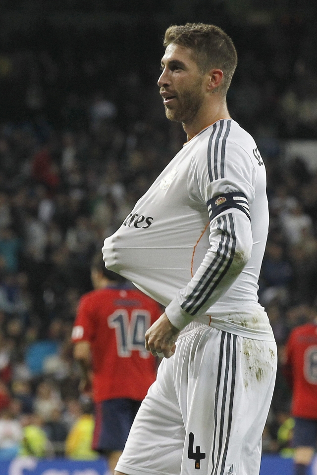 Sergio Ramos celebra el tercer gol del conjunto blanco al Osasuna.