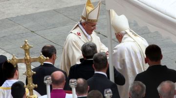 El papa Francisco saluda al papa emérito, Benedicto XVI, antes del inicio de la ceremonia de canonización de Juan XXIII y Juan Pablo II.