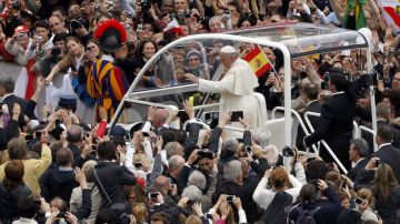 El Sumo Pontífice en su recorrido en papamóvil por la Plaza de San Pedro.