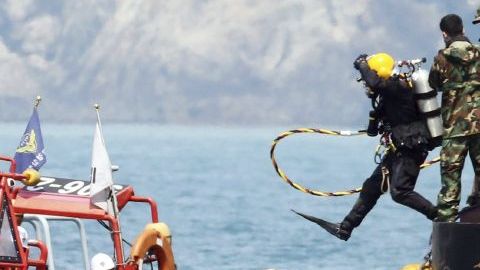Un buzo salta al agua durante la operación de búsqueda de los desaparecidos en el naufragio del Sewol en Corea del Sur.