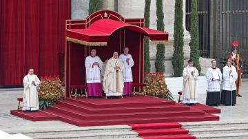 El Papa Francisco ora durante la doble canonización que presidió en El Vaticano seguido por millones de fieles en todo el mundo.