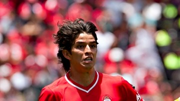 Carlos Orrantia (izq.) y Miguel Layún hacen el esfuerzo por ganar el balón en el Nemesio Díez.