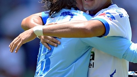 Juagdores del Puebla celebran su triunfo sobre Morelia.