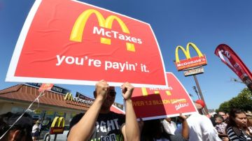 Trabajadores del sector de comidas rápidas exigen mejores salarios.