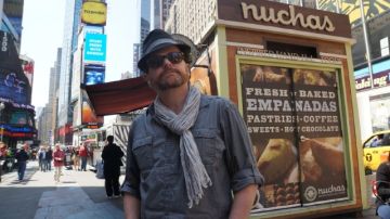 Ariel Barbouth en su quiosco de empanadas de Times Square