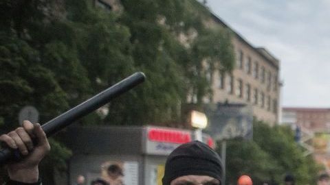 Activistas prorrusos se disponen a enfrentarse a proucranianos que se manifiestan en Donetsk, Ucrania.