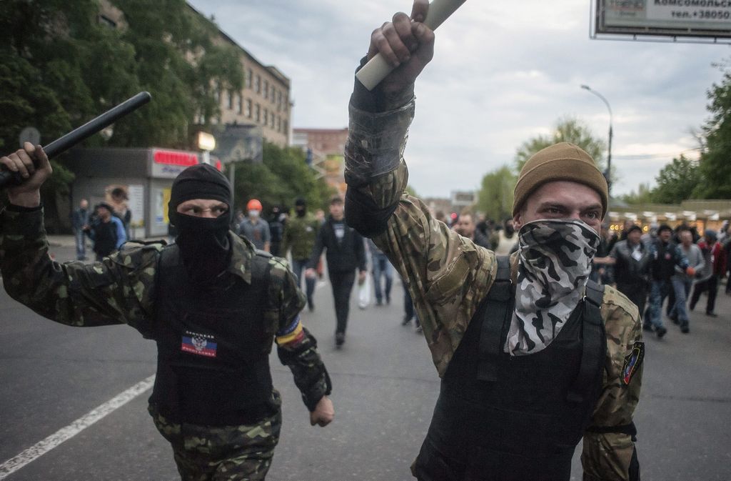 Activistas prorrusos se disponen a enfrentarse a proucranianos que se manifiestan en Donetsk, Ucrania.