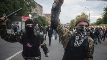 Activistas prorrusos se disponen a enfrentarse a proucranianos que se manifiestan en Donetsk, Ucrania.