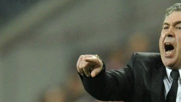 Carlo Ancelotti, técnico del Real Madrid no dejó de dar indicaciones durante todo el partido