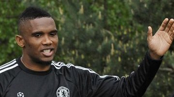 El jugador del Chelsea Samuel Eto'o (izda) y Eden Hazard asisten a la sesión de entrenamiento de su equipo en Cobham