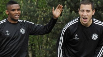 El jugador del Chelsea Samuel Eto'o (izda) y Eden Hazard asisten a la sesión de entrenamiento de su equipo en Cobham
