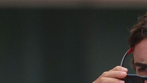 Fernando Alonso. Se le ve pensativo en las prácticas.