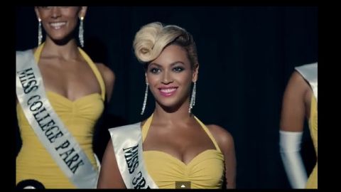 El tema hace una dura reflexión sobre los concursos de belleza que tanto abundan en Estados Unidos.