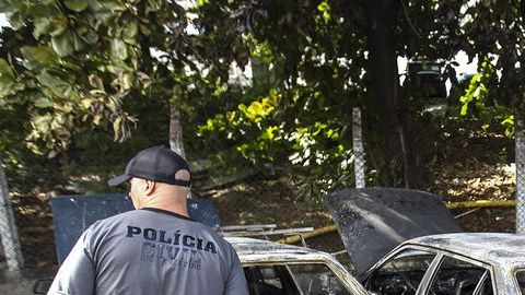 Un grupo de desconocidos incendió vehículos en el conjunto de favelas del Alemao.