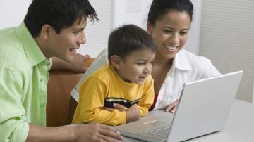 Muchos padres suben videos de sus hijos a la Internet para poder compartir con la familia y los amigos.