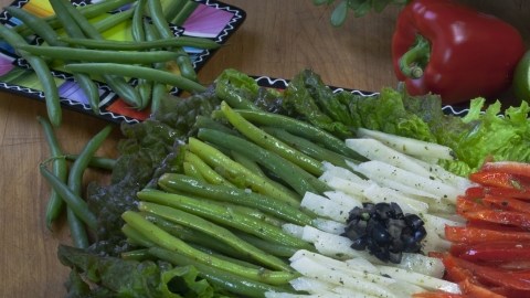 Diseña la bandera de México usando frutas o verduras verdes, blancas y rojas.