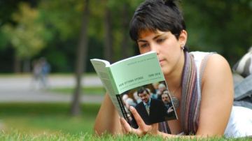 Compartir momentos de lectura con tu hijo adolescente te ayudará a conocerle mejor.