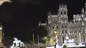 Seguidores del Real Madrid celebran en la  plaza de Cibeles la victoria de su equipo ante el Bayern de Múnich.