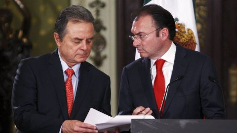 El secretario de Hacienda (der) Luis Videgara  de Energía (izq) Pedro Joaquín Codwell presentan el paquete de reforma energética
