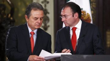 El secretario de Hacienda (der) Luis Videgara  de Energía (izq) Pedro Joaquín Codwell presentan el paquete de reforma energética