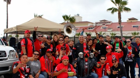 La celebración previa a los partidos de los Xolos en el Estadio Caliente conjuga estilos de festejar en ambos lados de la frontera.