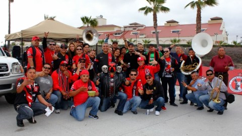 La celebración previa a los partidos de los Xolos en el Estadio Caliente conjuga estilos de festejar en ambos lados de la frontera.