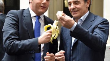 El entrenador italiano, Cesare Prandell (der.), comparten un plátano imitando al gesto de  Dani Alves, en contra del racismo.