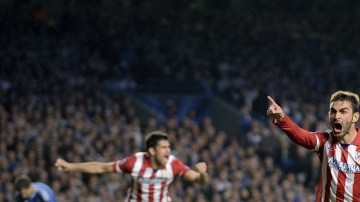 El delantero del Atlético de Madrid, Adrián López (centro), muestra su alegría tras marcar el 1-1 durante el partido de ayer.