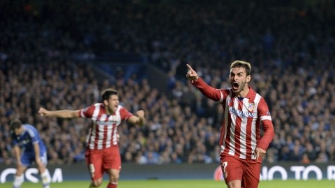 El delantero del Atlético de Madrid, Adrián López (centro), muestra su alegría tras marcar el 1-1 durante el partido de ayer.