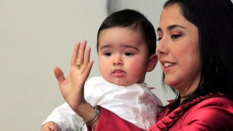La primera dama del Perú Nadine Heredia sostiene a su hijo Samin.