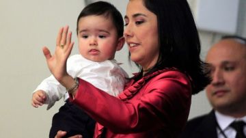 La primera dama del Perú Nadine Heredia sostiene a su hijo Samin.