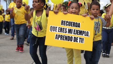 Un grupo de niños participa en la "Novena Caminata en Prevención del Abuso Infantil" en Santo Domingo.