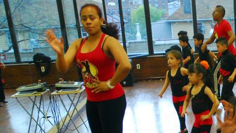 La profesora de salsa caleña Vivian Reyes enseña a bailar a niños de la escuela Cali Salsa Pa'l Mundo.