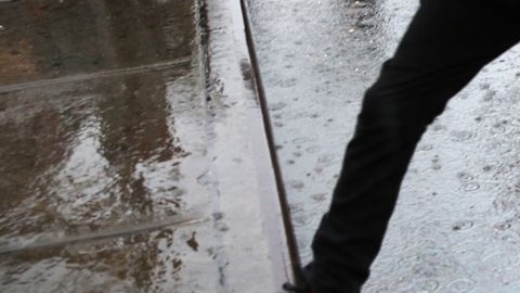 Esta mañana calles y sótanos de casas en los cinco condados amanecieron inundadas.