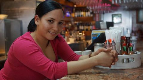 Mariel Ramos es mesera en Manhattan y tiene un hija. Esta madre dominicana es nuestra Real Latin Mom de hoy 1 de mayo.