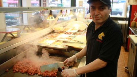 El mexicano Manuel López tiene dos trabajos para poder cubrir los gastos de su familia.