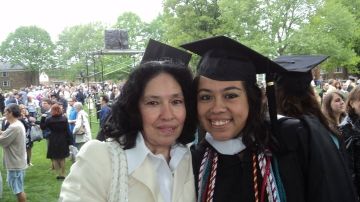Gloria Gálvez, junto a su hija Lizzette Arias, quien se graduó del Moravian College, en Pensilvania.