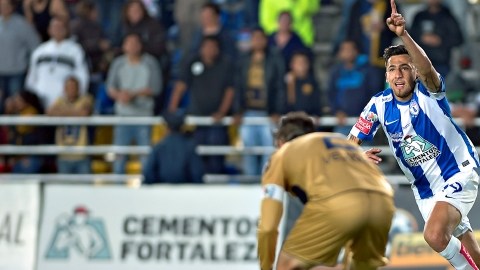 Abraham Carreño corre para celebrar el gol con el que Tuzos venció ayer por la mínima diferencia a Pumas.
