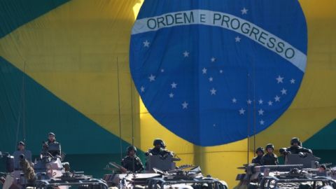 BRA303. BRASILIA (BRASIL), 13/06/2013.- El Ejército brasileño presenta hoy, jueves 13 de junio de 2013, cerca de 4.000 mil soldados y agentes blindados que participarán en labores de seguridad en Brasilia y en el estadio Nacional Mané Garrincha durante la inauguración de la Copa Confederaciones el próximo sábado 15 de junio. EFE/FERNANDO BIZERRA JR