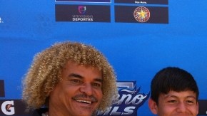 Carlos 'El Pibe' Valderrama (i), junto a los ganadores de 2013: el delantero Alexander Soto, y el arquero Luis Aranzazu, ambos representando al D.C. United; y Martín 'El Pulpo' Zúñiga.