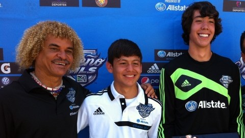 Carlos 'El Pibe' Valderrama (i), junto a los ganadores de 2013: el delantero Alexander Soto, y el arquero Luis Aranzazu, ambos representando al D.C. United; y Martín 'El Pulpo' Zúñiga.