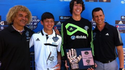 Carlos 'El Pibe' Valderrama (i), junto a los ganadores de 2013: el delantero Alexander Soto, y el arquero Luis Aranzazu, ambos representando al D.C. United; y Martín 'El Pulpo' Zúñiga.