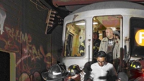 Socorristas rescataron a cerca de 1,000 personas que se encontraban en el tren F rumbo a Manhattan.