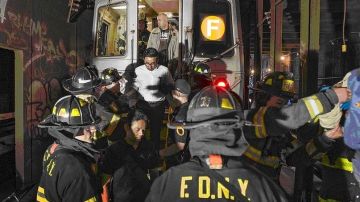 Socorristas rescataron a cerca de 1,000 personas que se encontraban en el tren F rumbo a Manhattan.