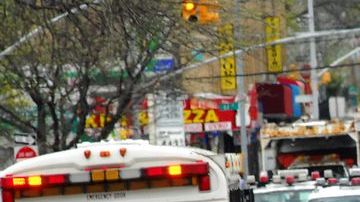 Los bomberos utilizaron salidas de emergencia situadas en las aceras de la calle para descender y comenzar a evacuar a los pasajeros.