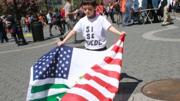 Thomas Piñoñes-Friedman, 5, con una bandera estadounidense y mexicana en Union Square este jueves.
